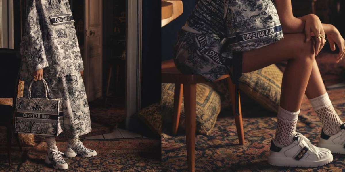 Dior Shoes punctuation mark of a person
