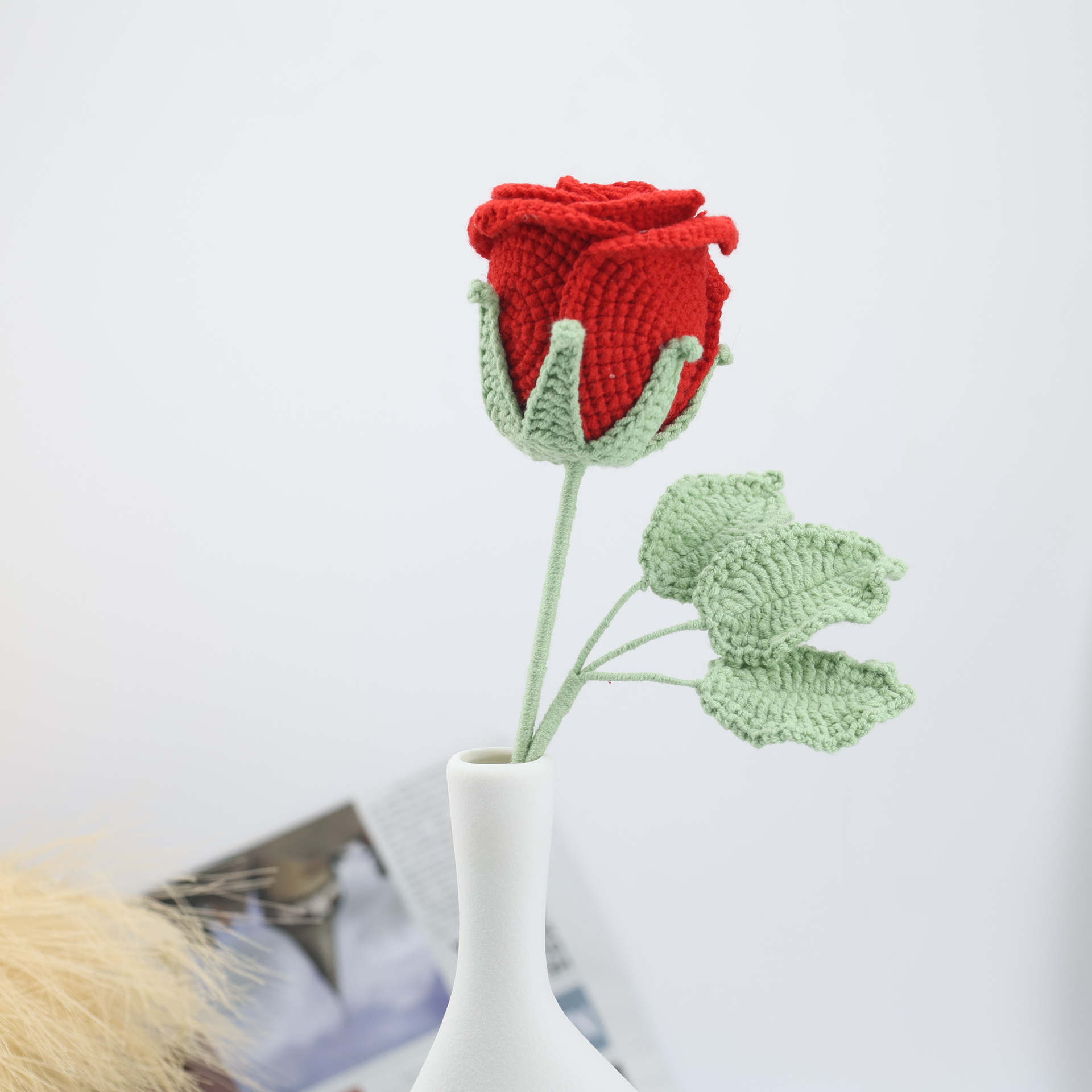 Flores tejidas a crochet es la creación de flores con aguja y lana mediante crochet, ideales para decorar con encanto prendas o eventos.