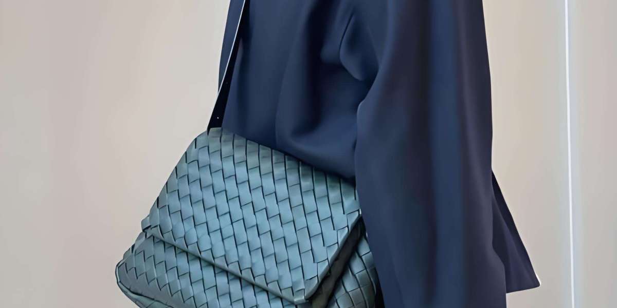 Bottega Veneta Arco 中號編織包：男性時尚與工藝的完美交織