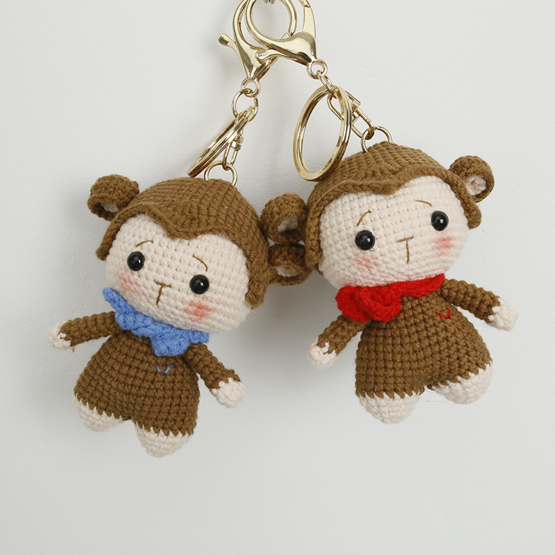Crochet Muñecos es la creación de juguetes tejidos a mano con la técnica de crochet, utilizando hilo y aguja con gancho.