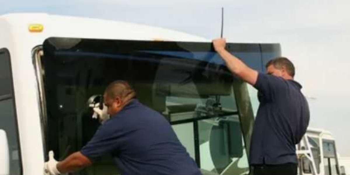 Top Qualities to Look for in Semi-Truck Glass Experts