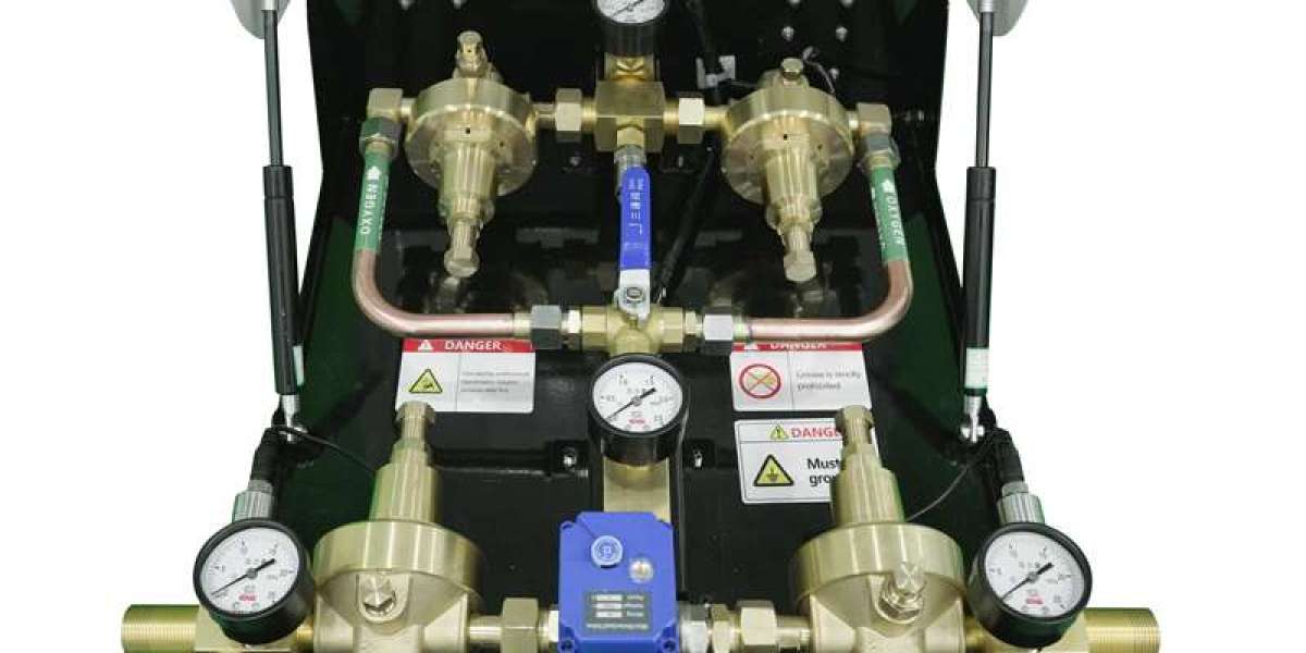 How does an oxygen manifold achieve automatic switching?