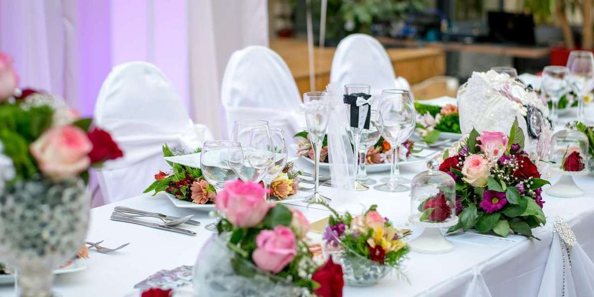 Mixing Vintage and Modern Decor in Intimate Settings