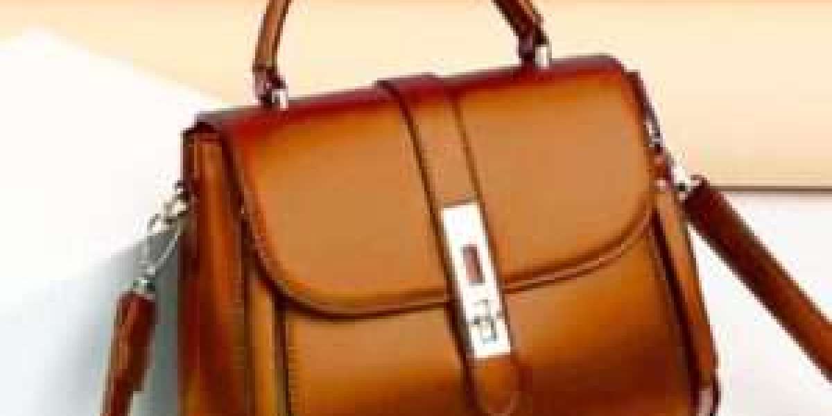 Campus Chic: Must-Have Fashion Accessories for College Girls in Pakistan