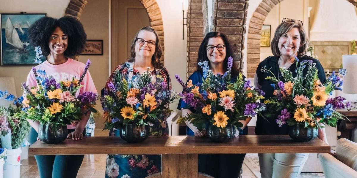 Where to Buy the Best Christmas Floral Arrangements Online