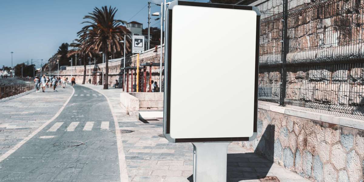 Traditional Billboards vs. Digital Screens: Which Is Right for You?