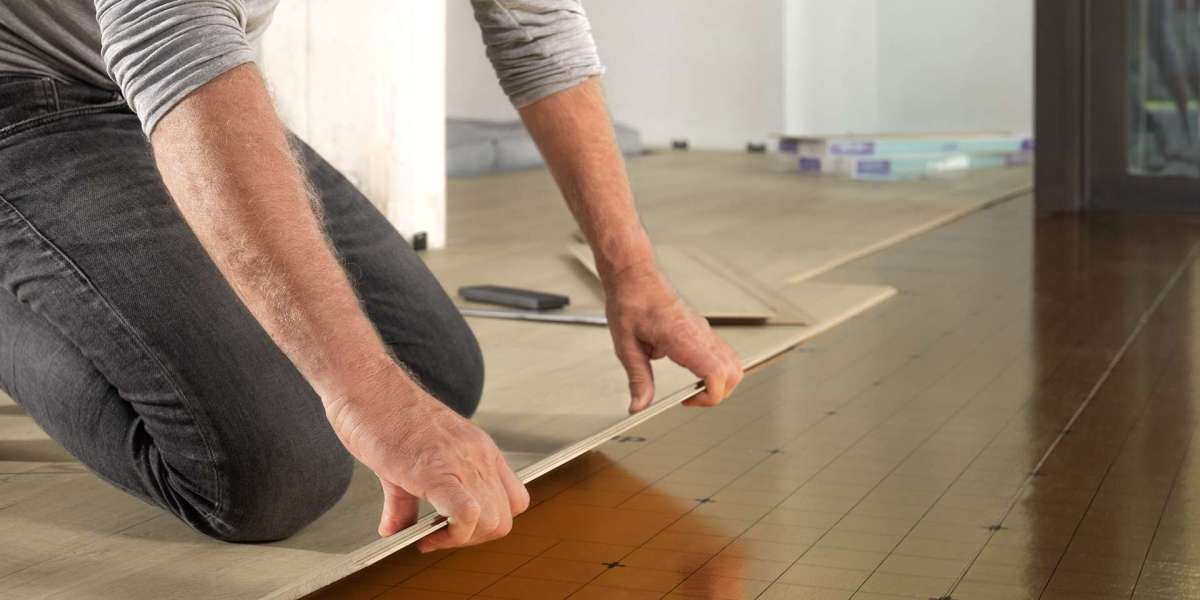Suelos laminados y suelos vinílicos en Tenerife: estilo, resistencia y elegancia para tu hogar