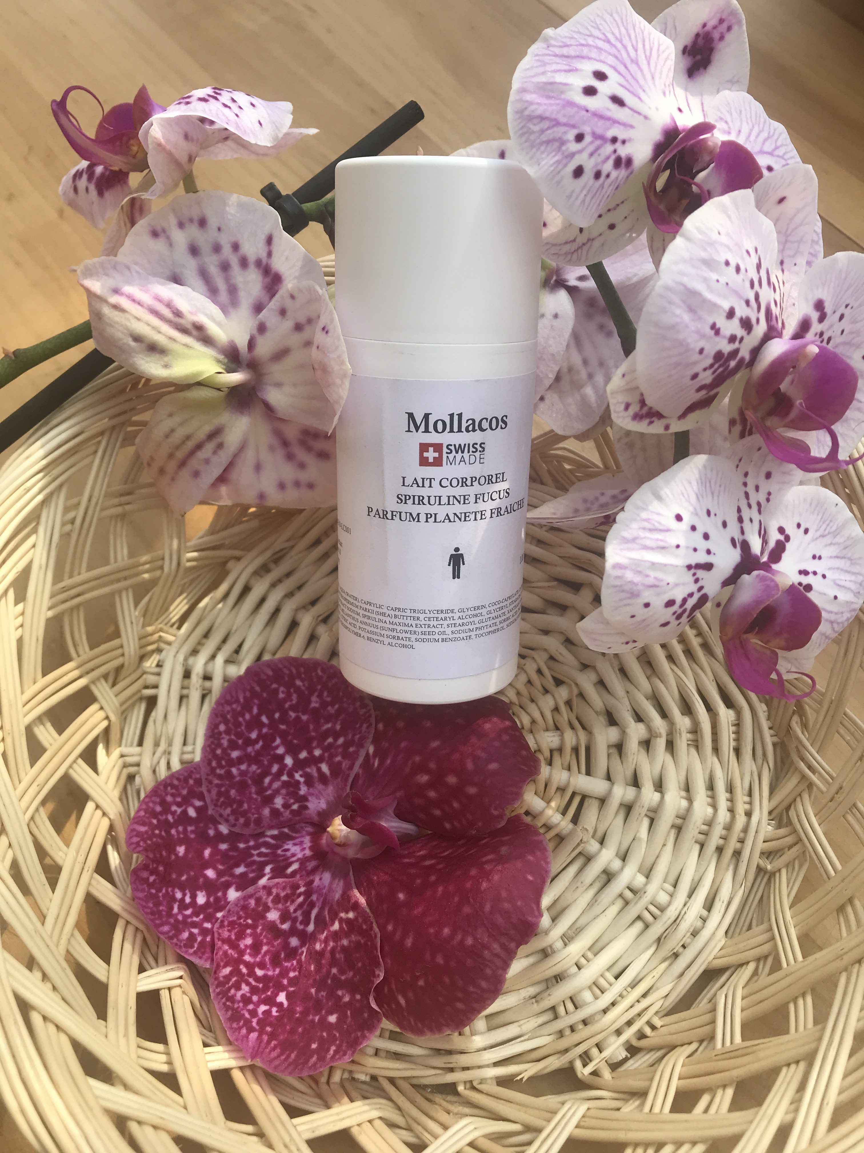 Moisturizing body milk with spirulina and fucus extract