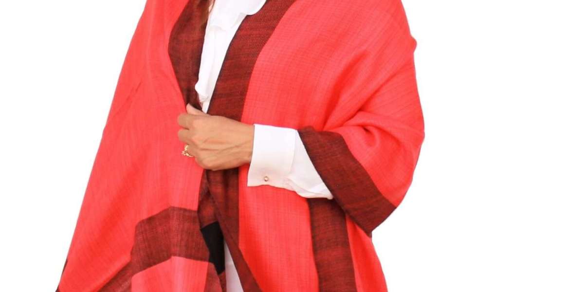Luxurious Warmth and Timeless Elegance: The Allure of a Cashmere Wool Stole
