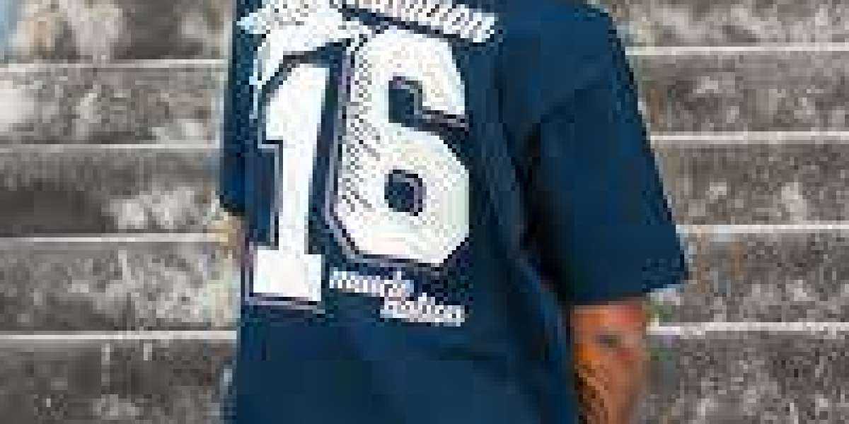 The Rise of Oversized T-Shirts in Streetwear Fashion