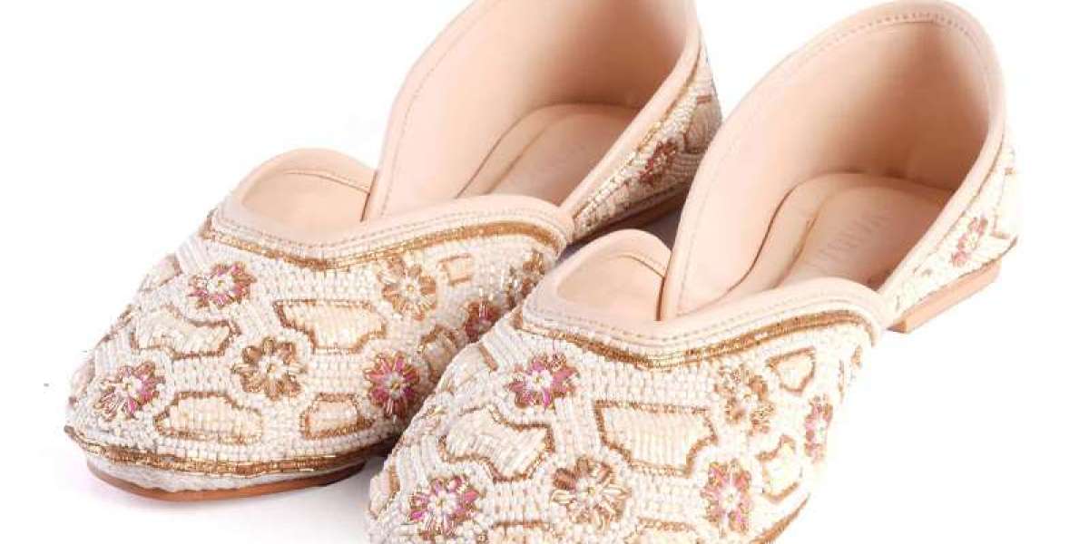Juti for Women: A Perfect Blend of Tradition and Modern Elegance