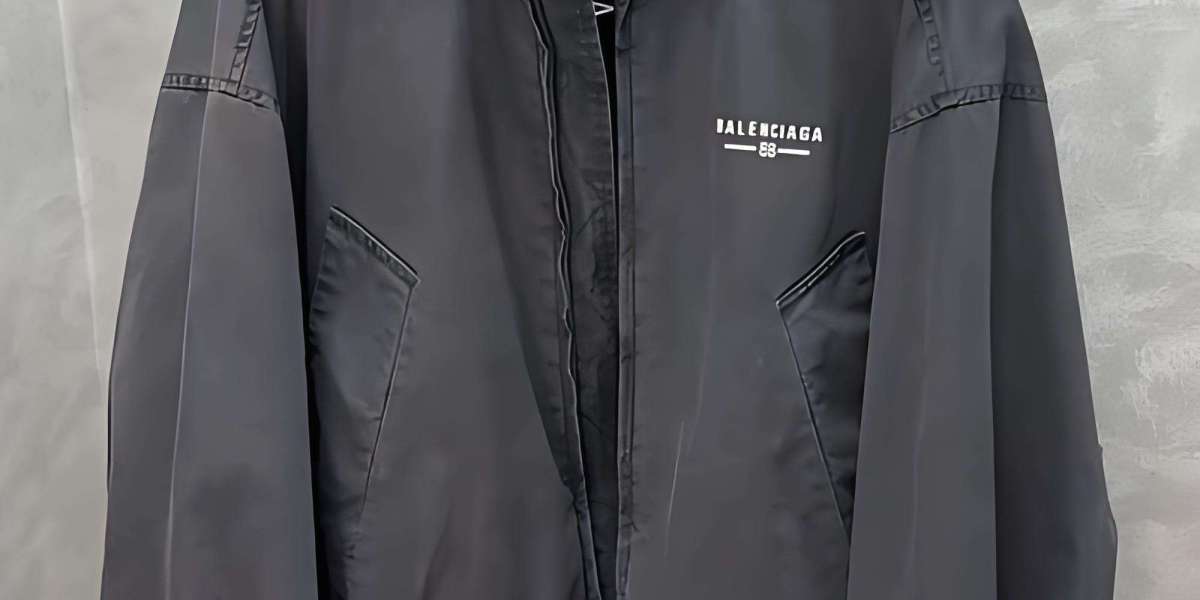 【新款推薦】巴黎世家LOGO連帽衛衣開箱｜Balenciaga衣服價格與男裝穿搭全解析