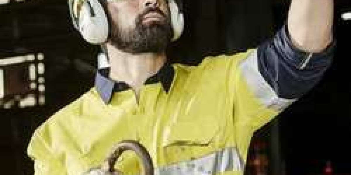 High Visibility Clothing: From Vests to Hoodies – Picking the Right Gear for Your Job