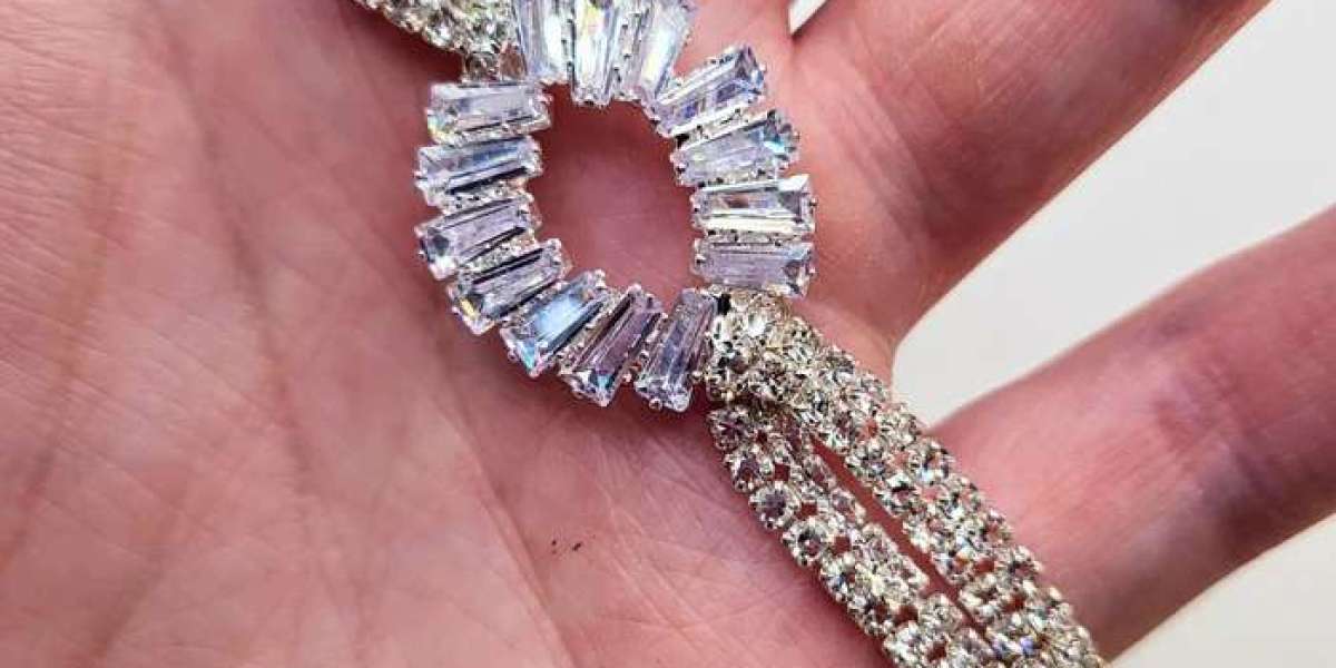 Mastering Fashion Trends: How Hair Accessories and Chain Necklace Define Your Look