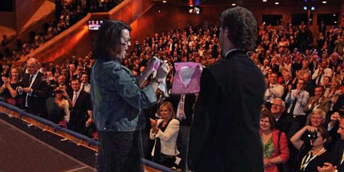 Elevate Your Corporate Event with Mitch Williams: The Premier Illinois Magician