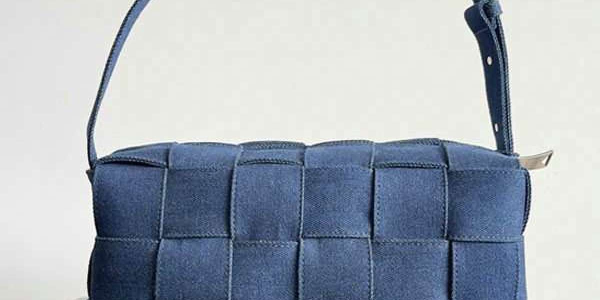 BV Cassette 牛仔布編織斜挎包｜經典 intrecciato 工藝的新時尚演繹